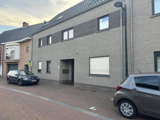 <strong>Gelijkvloers appartement met 2 slaapkamers en tuin in het centrum ven Retie.</strong><br /><br />Het appartement is ingedeeld als volgt:<br />Ruime living, keuken met inbouwtoestellen, slaapkamer achteraan, slaapkamer vooraan, badkamer met lavabo, douche, bad en wasfaciliteiten, apart toilet en bergruimte.<br /><br />Achteraan het appartement is het terras en aansluitend een tuintje, aangelegd in kunstgras. Achteraan in de tuin staat een berging/overkapping. Hier kunnen fietsen gestald worden of een gezellige lounge geplaatst worden.<br /><br />Bij het appartement hoort ook nog een carport.<br /><br />Bijzonderheden: <br />- EPC: B-label<br />- Carport<br />- Beschikbaarheid: 1/12/2025