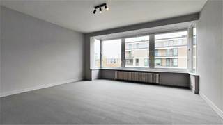 Centraal en rustig gelegen 2-slaapkamerappartement in een mooie straat in Avelgem, vlakbij winkels, apotheek, cultuur en natuur (Scheldemeersen op 300 meter). Het appartement beschikt over een badkamer, keuken, vloeren, muren, etc... Bij het binnengaan via de traphal (geen lift aanwezig) kom je in een ruimte inkom met toegang tot de diverse ruimtes. De leefruimte is zonnig, zuidoost gericht en geeft je een vrij gevoel door zijn ligging naar achter ten opzichte van de straat. De keuken omvat alle nodige toestellen (vaatwas, oven, koelkast, kookplaten en dampkap). Centraal vind je de badkamer met douche, het toilet en een wasplaats/berging. Het appartement heeft 2 volwaardige grote slaapkamers, waarvan 1 met een terras.Uiterst lage syndickosten (eigen beheer, geen lift). Huurprijs: 665 euro/maandSyndic: 20 euro/maand (vaste prijs)Huurwaarborg: 3 maanden huur