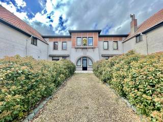 Deze woning is gelegen op een TOPLIGGING op de MYTHISCHE KLUISBERG, waar u optimaal kan genieten van het KLUISBOS en de NATUURLIJKE OMGEVING...