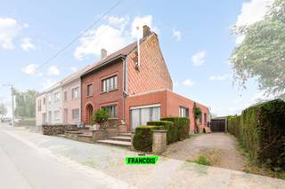 In het landelijke Pepingen, op een boogscheut van Halle, wacht deze instapklare woning met praktijkruimte op haar nieuwe eigenaar. Met 253 m² bewoonbare oppervlakte, vier slaapkamers, drie badkamers en een zonnige tuin biedt deze eigendom ruimte, rust en veelzijdigheid.<br /><br />Binnen geniet je van een doordachte indeling en natuurlijke lichtinval. De keuken sluit mooi aan op de eet- en leefruimte en vormt het hart van de woning. Grote ramen geven uit op de zuidgerichte tuin – een plek om tot rust te komen in elk seizoen.<br /><br />Het bijgebouw is een grote troef. Ideaal voor een vrij beroep, praktijk of kantoor aan huis, dankzij de aparte toegang en het praktische volume. Deze woonst combineert wonen en werken op een unieke manier, zonder in te boeten aan comfort.<br /><br />Bouwjaar 1957, maar perfect onderhouden, met 10 zonnepanelen en zonder renovatieverplichting. De garage en ruime oprit zorgen voor extra gemak. Je woont hier rustig en groen, maar toch vlakbij winkels, scholen en het station van Halle.<br /><br />Deze ruime woning te koop in Pepingen is ideaal voor gezinnen, ondernemers of wie op zoek is naar een eigendom met karakter én potentieel.<br /><br />Benieuwd naar deze veelzijdige woonst? Contacteer Immo Francois voor een bezoek.<br /><br />Woning verkopen in Pepingen? Vraag je gratis schatting aan bij Immo Francois, jouw lokale makelaar.