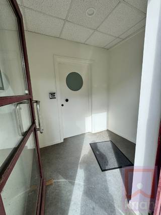 Handelsruimte met 2 bureau's/werkruimtes, wachtkamer, 2 toiletten, technische ruimte,  kitchenette ,terras, 3 autostaanplaatsen. Geschikt als...