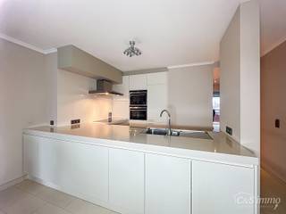 Dit ruime en goed onderhouden appartement met twee slaapkamers is gelegen op een centrale ligging nabij winkels, openbaar vervoer en...