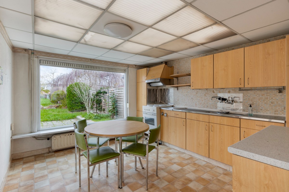 Te renoveren woning met 4 slaapkamers en garage! - foto 5