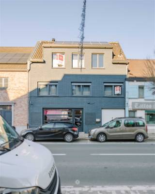 <p><span>DESTELBERGEN: Woonst/ appartement met veelzijdige (handels)ruimte in de dorpskern van Destelbergen</span></p><p><span>In hartje Destelbergen, langs de Dendermondesteenweg, bevindt zich dit veelzijdig pand met woonst en handelsruimte. <br />Het combineert een aantrekkelijke handelsruimte op het gelijkvloers met een polyvalente verdieping boven, ideaal voor uiteenlopende professionele of commerciële activiteiten.</span></p><p><span>Enkele troeven op een rij:</span></p><ul><li><span>Gelegen in de bruisende winkelstraat van Destelbergen, vlakbij de op- en afrit van de R4</span></li><li><span>Uiterst goede zichtbaarheid</span></li><li><span>Tal van mogelijkheden dankzij de grote ruimtes</span></li><li><span>Instapklaar, lichtrijk duplexappartement met ruim en zonnig terras</span></li><li><span>Energiezuinig (EPC: 244 kWh/m²) en voorzien van zonnepanelen </span></li></ul><p><span>De indeling gaat als volgt:<br />Gelijkvloers: </span><span><br />Zeer ruime handelsruimte met keuken, apart toilet, opslagruimte en bureel.</span></p><p><span>1ste verdieping: </span><span><br />Ruime polyvalente ruimte die kan dienen als uitbreiding van de handelszaak, maar ook ideaal is als kantoor, praktijkruimte, hobbyruimte...<br />Via de eerste verdieping betreden we ook het duplex appartement. Op hetzelfde niveau, maar volledig afgescheiden, bevinden zich 3 slaapkamers. </span></p><p><span>2de verdieping:<br /></span><span>Gezellige leefruimte met veel lichtinval en een uiterst moderne, volledig uitgeruste keuken. Vanuit de leefruimte heeft u toegang tot een riant zonneterras. Daarnaast is er  een moderne badkamer en een aparte wasplaats aanwezig. </span></p><p><span>Belangrijk:<br /></span><span>EPC: 244 kWh/m²<br />Richtprijs: 595.000 euro</span></p><p><span> </span></p>