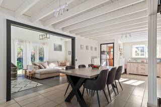 <p>Houtmassiefbouwwoning met 3 slaapkamers op omheind perceel van 920m², te Woonzone bosrijk karakter te Wuustwezel! Voor deze verrassend ruime gezinswoning werd in 2016 een regularisatievergunning bekomen voor permanente bewoning, en bestaat uit o.a. een ruime leefruimte met gezellige tv-hoek, een halfopen keuken, twee handige bergplaatsen, een nieuwe badkamer en drie slaapkamers! EPC 315</p>