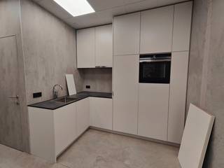 Magnifiek gelegen <strong>magazijn van 275 m² met 272 m² instapklare kantoorruimte</strong> en <strong>6 privatieve parkeerplaatsen</strong> te huur op de industriezone Waggelwater, in het bedrijvenpark BALDR.<br /><br />De <strong>casco loods van 275 m²</strong> (brandklasse B) is uitgerust met een automatische sectionale poort van (4 m B x en 4,50 m H), een aparte toegangsdeur, lichtstraat en polybetonvloer. De vrije hoogte bedraagt 6 m en de nutsleidingen (water, elektriciteit en data) komen individueel binnen in de opslagruimte. Daarnaast beschikt de loods over een toilet met spoelbak en is deze voorzien om een rolbrug in te plaatsen.<br /><br />De<strong> kantoorruimte van 272 m²</strong> is volledig instapklaar en verdeeld over twee verdiepingen, bereikbaar via zowel lift als trappenhal. De kantoren zijn uitgerust met een terras, kitchenette op elk verdiep, douche, dubbel toilet en airco/verwarming via vierwegcassettes.<br /><br />De site is volledig verhard en biedt ruime parkeer- en manoeuvreerruimte. Onmiddellijk beschikbaar.<br /><br />Contacteer <strong>PANORAMA B2B </strong>voor bijkomende inlichtingen, lastenboek, plannen of een vrijblijvend plaatsbezoek <strong>0479 70 70 73</strong>.