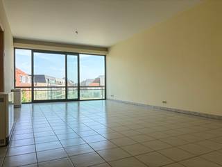 <p>Het appartement is gelegen op wandelafstand van winkels, scholen, Brielmeersen, Leietheater,… </p><p>Op de tweede verdieping bereikbaar met de lift vind u dit ruim en lichtrijk appartement. </p><p></p><p>De indeling is als volgt: inkom voorzien van gastentoilet, lichtrijke woonkamer met openzicht, keuken voorzien van kookplaat, oven en dampkap, aanpalend is er een ruime praktische berging met de nodige aansluitingen, twee volwaardige slaapkamers met een open zicht en een badkamer die beschikt over een douche, ligbad en twee lavabo’s. </p><p></p><p>U heeft een balkon aan de voorzijde en de achterzijde van het gebouw dus u kan genieten van zowel de ochtend als de namiddag zon.</p><p></p><p>Algemene kosten € 50</p>