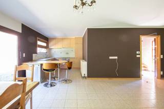 <p><span>Charmante woning in een oase van rust (KAN NIET DIENEN ALS HOOFDVERBLIJFPLAATS).</span></p><p><span>Dit betreft een instapklare recreatiewoning met 2 slaapkamers en een apart bijgebouw. </span></p><p><span>De woning is gelegen in een oase van rust en beschikt over zeer vlotte verbindingsmogelijkheden via E34 (Antwerpen-Gent). </span></p><p><span> </span></p><p><span>INDELING</span></p><p><span> </span></p><p><span>Gelijkvloers: </span></p><p><span>Riante inkomhal met vestiaire, berging en gastentoilet.</span></p><p><span>Ruime, lichte leefruimte (36m²) met halfopen keuken en schuifraam naar de tuin.</span></p><p><span>De keuken is uitgerust met een keramische kookplaat, frigo, oven, anderhalve spoelbak en ontbijthoek. </span></p><p><span>Apart bijgebouw ca. 40m², momenteel ingericht als slaapkamer met badkamer maar ook geschikt voor bv. Atelier, werkplaats, bureel,... (verwarming, elektriciteit en water voorzien).</span></p><p><span>Zonnige tuin met vijver.</span></p><p><span> </span></p><p><span>1e verdieping:</span></p><p><span>Ruime nachthal met ingemaakte kasten.</span></p><p><span>3 slaapkamers op laminaat (15m², 9m² & 7m²).</span></p><p><span>Badkamer met bad/douche combinatie, lavabomeubel en toilet. </span></p><p><span> </span></p><p><span>Bergzolder.</span></p><p><span> </span></p><p><span>EXTRA</span></p><p><span>Instapklaar.</span></p><p><span>CV op stookolie.</span></p><p><span>Overal dubbele beglazing.</span></p><p><span>Ruime oprit met veel parkeergelegenheid.</span></p><p><span> </span></p><p><span> </span></p><p><span> </span></p>