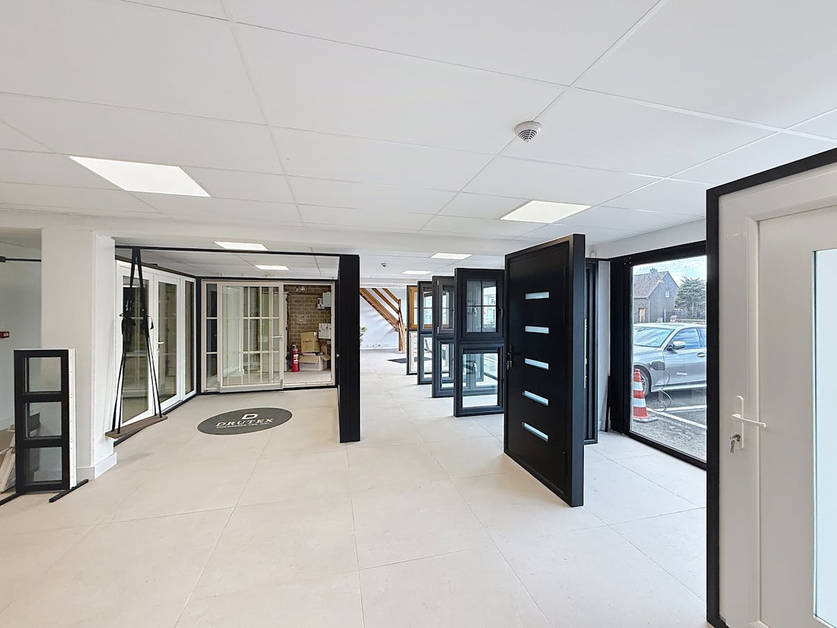 Magazijn (ca. 995 m²) met rolbrug en kantoren te huur Zulte - foto 4