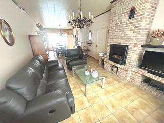 Ruime woning met garage en 4 slaapkamers.IndelingInkom, keuken, living, badkamer, garage, tuin met regenput(7000 l), 4 kamers met mogelijkheid tot...