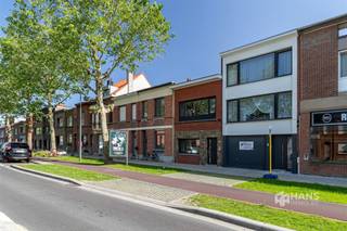 <p><span>Borsbeeksesteenweg 8 - Deurne</span></p><p><span> </span></p><p><span>Maison (110 m²) avec 3 chambres et espace extérieur (11 m²) à Deurne, prête à être emménagée</span></p><p><span>À Borsbeeksesteenweg, vous vivez à deux pas du parc Boekenberg et bénéficiez d'un accès facile en voiture, en transports en commun et par le système de vélo-partage. Une combinaison idéale de verdure, de confort et d'accessibilité.</span></p><p><span>La maison a été soigneusement entretenue au fil des ans et a fait l'objet de plusieurs rénovations. Par exemple, le toit a été rénové et isolé en 2014, la cuisine a été modernisée en 2015 et une nouvelle salle de bains a été installée en 2020. Les égouts ont également été rénovés, l'électricité est conforme et les fenêtres en PVC à l'avant sont équipées de volets.</span></p><p><span>Vous entrez dans le hall d'entrée séparé. Le rez-de-chaussée se compose d'un espace de vie lumineux avec une cuisine équipée ouverte, le tout représentant une surface d'environ 40 m². Il y a également des toilettes séparées pour les invités et un débarras pratique sous l'escalier. Une porte coulissante permet d'accéder à l'espace extérieur confortable de 11 m², orienté au sud.</span></p><p><span>A l'étage, vous trouverez trois chambres de 8 m², 8 m² et 18 m² respectivement. La salle de bains rénovée de 5 m² est équipée d'une douche à l'italienne et d'un double lavabo. Il y a également des toilettes séparées dans le huitième hall.</span></p><p><span>Vous êtes à la recherche d'une maison prête à être emménagée avec 3 chambres et un espace extérieur agréable ? Ne manquez pas cette opportunité ! Surface habitable.110 m² – ref : gross floorp. Pour plus d'informations ou une estimation gratuite visitez </span><span><span>www.hansimmo.be</span></span></p><p><span> </span></p>