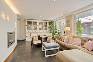 Welcome to Sint-Jansstraat 4 in Kuringen (Hasselt), where this surprisingly spacious house with a living area of no less than 328 m² from 1976 is located. <br />This house is located on a fantastic plot of 14 ares 16. <br />The location combines the best of both worlds: quiet living in a green environment with excellent accessibility to the bustling center of Hasselt, public transport, schools and the E313.<br /><br />Layout: <br />Ground floor: Spacious entrance hall with access to a large desk and separate hobby room - ideal for working from home or an independent job. The bright living room with an open kitchen offers a stunning view of the deep, green garden. The adjoining porch provides an abundance of natural light. Practical is the 2nd kitchen/storage space directly behind the main kitchen. <br /><br />First floor: night hall, a high-quality bathroom with walk-in shower and bath, 3 spacious bedrooms (including 1 with dressing), and a second, completely separate dressing room with private bathroom. <br /><br />Attic: Very spacious storage loft<br /><br />Benefits &amp; Energy:<br />In 2011, the roof was completely renewed and equipped with 32 solar panels. This results in an excellent and forward-looking EPC label B! A unique opportunity for those looking for space, greenery, comfort and a strategic location.<br /><br />The property is offered through the Pre-sale formula. On 16/09/2026 between 16:30 and 18:30, you can come visit the house by appointment and make an offer. The listed price is a starting price. For further information, please contact the property agent.<br /><br />Register of measures: no