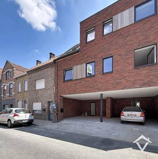 Deze woning is gelegen op een uiterst centrale ligging in het centrum van Roeselare, kortbij de Spil, de winkelstraat, de ring en nog veel meer!<br /><br />De indeling is als volgt: Overdekte parkeerplaats met fietsparking - inkomhal met berging - technische ruimte/wasplaats - apart toilet - ruime, lichtrijke living met uitgeruste keuken (met eiland: voorbeeld van de keuken toegevoegd) - Zeer zonnige tuin met terras. <br />Op het eerste verdiep: nachthal - ruime slaapkamer en badkamer (badkamermeubel - toilet en douche). <br />Op het tweede verdiep: nachthal - 2 volwaardige slaapkamers. Uit de eerste slaapkamer is er toegang tot de geïsoleerde zolder. <br /><br />Troeven: <br />- Zonnepanelen en vloerverwarming aanwezig: uiterst energiezuinig<br />- Centraal gelegen in een gloednieuwe woning. <br />-Zuidgerichte tuin!<br /><br />De woning wordt opgeleverd en is vrij vanaf 1/09/2026. <br /><br />EPB: woning in aanbouw.<br /><br />Bij interesse, gelieve enkel en alleen te reageren via het contactformulier. Wij contacteren u terug van zodra een bezoek mogelijk is.