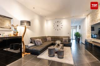 <p>Deze volledig gerenoveerde woning is gelegen in centrum Wetteren, een aangename en gunstig gelegen buurt met winkels, scholen, openbaar vervoer en belangrijke invalswegen in de nabije omgeving. Hier woont u rustig, maar toch centraal met een vlotte verbinding naar Gent, Aalst en Brussel.</p>
<p></p>
<p>Bij het binnenkomen valt meteen de ruime en gezellige woonkamer op, met veel natuurlijke lichtinval en voldoende plaats voor een comfortabele zithoek en eetruimte. Aansluitend bevindt zich de moderne, lichtrijke keuken die volledig uitgerust is met kwalitatieve toestellen en voldoende opbergruimte. De badkamer is eveneens modern en ruim, en biedt alle hedendaags comfort.</p>
<p></p>
<p>Op de eerste verdieping zijn er twee ruime slaapkamers. Via een vaste trap bereikt u de zolderverdieping, die ingericht is als een volwaardige extra slaapkamer en dus perfect kan dienen als derde slaapkamer, bureau of hobbyruimte. Daarnaast beschikt de woning over een praktische kelder, ideaal voor stockage van gerief.</p>
<p>Buiten geniet u van een exotische tuin met palmbomen, een unieke troef die zorgt voor een bijzonder aangename en sfeervolle buitenruimte.</p>
<p></p>
<p>Troeven van de woning:</p>
<p></p>
<ul>
<li>EPC B</li>
<li>Elektriciteit conform</li>
<li>Volledig gerenoveerd</li>
<li>Gunstige en centrale ligging</li>
</ul>
<p></p>
<div>
<p>Beschikbaar bij akte.</p>
<p>Contacteer Top Vastgoed voor een bezoek op 0475 700 700.</p>
</div>