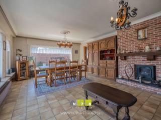 <strong>VRIJSTAANDE WONING MET 3 SLAAPKAMERS OP EEN PERCEEL VAN 4A71CA TE LANKLAAR.<br /></strong><br /><strong>TROEVEN</strong><br />- Gelijkvloers wonen.<br />- Volledig onderkelderd. <br />- Vrijstaande garage.<br />- Degelijke basis met renovatiemogelijkheden naar eigen smaak.<br /><br /><strong>KELDERVERDIEPING</strong><br />Kelderruimte (4,00m x 6,50m = 26,00m²): trap naar gelijkvloers, deur naar tuin, betonvloer.<br />Kelderruimte (2,80m x 4,00m = 11,20m²): lichtinval door glasdallen, betonvloer.<br />Kelderruimte (4,00m x 6,00m = 24,00m²): lichtinval door glasdallen, betonvloer.<br />Kelderruimte (3,00m x 4,00m = 12,00m²): betonvloer.<br />Kelderruimte (3,20m x 4,50m = 14,40m²): betonvloer.<br /><br /><strong>GELIJKVLOERS</strong><br />Inkomhal (1,95m x 2,15m = 4,19m²): tegelvloer.<br />Woonkamer (6,60m x 4,50m = 29,70m²): tegelvloer.<br />Keuken (3,00m x 2,90m = 8,70m²): onder- en bovenkasten, oven, elektrische kookplaat, dampkap, lavabo, koelkast, deur naar tuin, tegelvloer.<br />Toilet (1,90m x 1,00m = 1,90m²): hangtoilet, gedeeltelijke wandbetegeling, tegelvloer.<br />Traphal (0,70m x 0,80m = 0,56m²): trap naar kelder, tegelvloer.<br />Hal (3,00m x 1,00m = 3,00m²): tegelvloer.<br />Badkamer (1,90m x 1,65m = 3,14m²): gedeeltelijke wandbetegeling, douche, lavabo, tegelvloer.<br />Slaapkamer 1 (2,90m x 2,80m = 8,12m²): novilon.<br />Slaapkamer 2 (4,00m x 2,80m = 11,20m²): novilon.<br />Slaapkamer 3 (3,50m x 4,00m = 14,00m²): novilon.<br /><br /><strong>EXTERIEUR</strong><br />- Beklinkerde tuin.<br />- Tuinhuis.<br />- Garage (6,00m x 3,50m = 21,00m²).<br /><br /><strong>EXTRA INFORMATIE</strong><br />Dit pand kan onderhevig zijn aan de renovatieverplichting die door de Vlaamse overheid wordt opgelegd voor residentiële gebouwen. Alle informatie kunt u terugvinden via https://www.vlaanderen.be/een-woning-kopen/renovatieverplichting-voor-residentiele-gebouwen-vanaf-2023.<br /><br />Bekijkt u deze advertentie via een aanverwante vastgoedsite, surf dan zeker naar onze website www.N78vastgoed.be voor een uitgebreide beschrijving en foto's. Meer info: +32 (0)89 86 18 88 of info@N78vastgoed.be.
