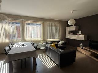 Dit instapklare appartement is ideaal gelegen in het hart van Tielt, vlakbij winkels, scholen en openbaar vervoer.... alles op wandelafstand!<br /><br />INDELING: <br />Inkomhal met gastentoilet. Lichtrijke leefruimte met aansluitend een ingerichte open keuken (kasten, keramische kookplaat, microgolf, oven, koelkast, vaatwasser,....).<br /><br />Verder beschikt het appartement over twee slaapkamers en een badkamer uitgerust met een lavabomeubel en douche. In de badkamer is er ook een aansluiting voor de wasmachine. <br /><br />Er is geen provisie voor de gemeenschappelijke kosten.