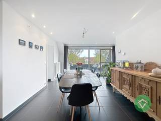 Appartement op het tweede en derde verdiep, bestaande uit: inkomhall - living met open keuken - berging - 1 slaapkamer met bureauruimte - wc - badkamer met lavabo/bad/aparte douche - 2 terrassen (voorkant app. 7,50 m² en achterkant app. 4 m²). <br /><br />De keuken is voorzien van: elektrisch fornuis, dampkap, vaatwas, frigo met diepvriesvak, microgolf combi-oven. Overal inbouwspots, de ruimten zijn voorzien van TV-distributie, internetaansluiting en surround-systeem. <br /><br />Centrale ligging te Koekelare (De Mokker) met alle mogelijkheden van openbaar vervoer en winkels zoals bakkerij/beenhouwerij/apotheek. <br /><br />Vrij vanaf 1/08/2026. Huurprijs 625 €/mnd (syndickosten inbegrepen).