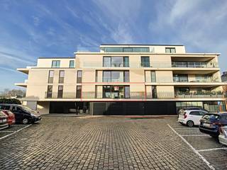 Uiterst ruim en lichtrijk appartement (88m²) te huur in Veurne met twee slaapkamers, terras (26m²) en dubbele garage in de stijlvolle...