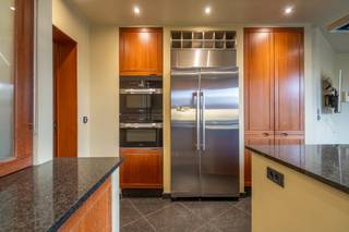 Via een <strong>private oprit </strong>bereik je deze verrassend ruime <strong>gelijkvloerse villa</strong> die wonen en werken op een unieke manier combineert. <br /><br />De woning straalt een <strong>warm en huiselijk karakter </strong>uit en biedt een royale leefruimte met <strong>gezellige zithoek</strong>,<strong> volledig ingerichte keuken</strong> met toegang tot het terras, meerdere <strong>slaapkamers</strong>, <strong>badkamers</strong>, en ontspanningsruimtes waaronder een <strong>sauna </strong>en <strong>binnenzwembad</strong>. <br /><br />Aansluitend bevindt zich een afzonderlijk gedeelte met <strong>bureelruimtes (ca. 160m²)</strong>, voorzien van verschillende kantoren, berging en sanitaire voorzieningen. Deze zone kan desgewenst ook worden <strong>omgevormd tot magazijn of praktijkruimte</strong> afhankelijk van de behoeften van de nieuwe eigenaar. Dankzij de doordachte indeling blijven <strong>woon- en werkfunctie</strong> <strong>duidelijk gescheiden</strong> maar toch harmonieus verbonden. <br /><br />Buiten geniet je van een <strong>aangelegde tuin</strong>, <strong>meerdere terrassen</strong> en <strong>ruime parkeergelegenheid</strong> voor bewoners en bezoekers. <br /><br />Deze eigendom biedt uitzonderlijk veel mogelijkheden: <br />✅ Ruime gelijkvloerse villa met polyvalente bureelruimte <br />✅ Mogelijkheid tot omvorming naar magazijn of praktijk <br />✅ Rustige ligging met uitstekende bereikbaarheid <br /><br />Een unieke kans in Kuurne voor wie op zoek is naar ruimte, rust en functionaliteit in één geheel. <br /><br />Wenst u een bezoek of meer info?<br />📞 Contacteer Simon: 0471 547 642 of simon@dekeyser.immo<br /><br /> 