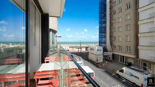 <p><span>Instapklaar vakantieappartement met mooi zijdelings zeezicht, gelegen op amper 30 meter van de Zeedijk in een brede zijstraat tussen het Rubensplein en het Casino.</span></p>
<p><span>Het appartement omvat een inkomhal met vestiaire en afzonderlijk toilet, een moderne open keuken voorzien van alle comfort, en een aangename leefruimte die uitgeeft op het voorterras met zicht richting zee. Verder beschikt het appartement over één slaapkamer en een badkamer met douche en lavabo.</span></p>
<p><span>Kelder inbegrepen. Fietsenberging op de gelijkvloerse verdieping. De residentie beschikt over een ruime, recent vernieuwde inkomhal en ook de voorgevel werd recent aangepakt.</span></p>