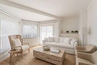 Op een centrale ligging in Blankenberge bevindt zich dit instapklare gelijkvloerse appartement. Dankzij de combinatie van een praktische indeling, aangename lichtinval en de nabijheid van het centrum is dit een interessante woonst voor zowel eigen bewoning als investering.<br /><br />Bij het binnenkomen valt meteen de lichtrijke leefruimte op. De grote raampartijen zorgen voor veel natuurlijk licht en creëren een aangename, uitnodigende sfeer. De indeling van het appartement is overzichtelijk en functioneel, waardoor elke ruimte optimaal benut wordt.<br /><br />Verder beschikt het appartement over één slaapkamer en een badkamer. Als bijkomende troef is er toegang tot een gemeenschappelijke buitenruimte.<br /><br />Het appartement beschikt bovendien over een EPC-label C en een conforme elektrische keuring, wat zorgt voor extra comfort en gemoedsrust.<br /><br />Ook de ligging vormt een belangrijke meerwaarde. Winkels, openbaar vervoer en het centrum van Blankenberge bevinden zich op wandelafstand. Hierdoor woont u centraal en comfortabel, met alles wat u nodig heeft binnen handbereik.<br /><br />Dit appartement vormt dan ook een mooie opportuniteit als vaste woonst, tweede verblijf aan de kust of investering.<br /><br />Bent u geïnteresseerd in dit appartement? Aarzel dan niet en plan meteen uw bezoek in.<br /><br />