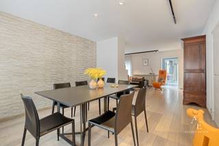 Op zoek naar ruimte, rust én een centrale ligging? Deze ruime, instapklare herenwoning in Beveren-Leie combineert het allemaal. Met een bewoonbare oppervlakte van 278m² en een perceel van 646m² is er voldoende ademruimte voor wie graag ruimte heeft. Voldoende ruimte voor gezinsuitbreiding of hobby's en bovendien een aangename hoeveelheid bergruimte. De woning onderging door de jaren heen verschillende verbeteringswerken (bv. 14 zonnepanelen + laadpaal).<br /><br />Ze wordt u exclusief te koop aangeboden via Access Estate. <br />Contacteer Nathan via het nummer 0470 06 80 15 (telefoon, sms of Whatsapp) voor een afspraak. <br /><br />Bij het binnenkomen word je onmiddellijk verwelkomd in een indrukwekkende inkomhal met gastentoilet. De woning beschikt over een ruime droge kelder, een gezellige leefruimte met haard en een lichtrijke, recente leefkeuken uitgerust met alle nodige toestellen (MIELE) en een prachtig zicht op de privatieve tuin.<br /><br />De absolute troef van deze woning is deze volledig afgesloten, zonnige en onderhoudsvriendelijke tuin zonder inkijk. Een zeldzame oase van rust op een centrale ligging. Verder is er een grote garage (39m²) met automatische sectionaalpoort en een aansluitende schuur (80m²), ideaal als extra opslagruimte.<br /><br />Op de 1ste verdieping bevinden zich een bureauruimte (18m²), badkamer en 3 volwaardige slaapkamers (15m² - 14m² - 12m²). Eén van de slaapkamers biedt toegang tot een extra ruimte (10m²) die perfect kan dienen als 4de slaapkamer of dressing.<br /><br />De 2de verdieping omvat een ruime, geïsoleerde zolder (49m²) bereikbaar via een vaste trap, ideaal voor hobbyruimte of verdere uitbreiding.<br /><br />Extra troeven:<br /><br />- EPC-label C (geen renovatieverplichting)<br />- 14 zonnepanelen (4.578 Wp) + laadpaal<br />- Asbestveilig (3 materialen zorgvuldig beheren)<br />- Centrale ligging tussen Waregem en Kortrijk<br /><br />Een woning met uitzonderlijk veel potentieel, ruimte en rust op een strategische locatie.<br />Kom zeker en vast eens een kijkje nemen en ontdek alle troeven tijdens een bezoek.