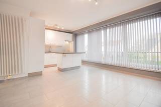 Appartement entièrement rénové situé dans une très petite résidence près du Zegemeer. Disposition : Entrée avec vestiaire. Cuisine ouverte entièrement équipée, espace de vie lumineux. Chambre à part entière ouvrant sur la petite terrasse à l'arrière. La deuxième chambre, plus petite, donne également sur la terrasse à l'arrière. Salle de douche. Sous-sol privé dans la résidence. L'appartement est situé dans une petite résidence composée de trois appartements avec des coûts communs très faibles.