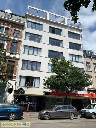 Super goed onderhouden appartement op de 5de verdieping midden gelegen aan de straatzijde op de Paardenmarkt 33 te 2000 Antwerpen.Bij het binnenkomen...