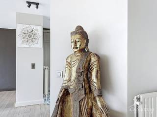 Op de vijfde verdieping van een verzorgd gebouw vindt u dit prachtige dakappartement van 137 m², gerenoveerd in 2019, dat comfort en stijl perfect combineert.<br />De grote leefruimte van 44 m² met ruime raampartijen en parketvloer geniet van veel licht en biedt direct toegang tot het zonnige terras van 35 m² – ideaal om te genieten van buitenruimte in het hart van Wilrijk.<br />De moderne keuken is volledig uitgerust met kookvuur, dampkap, oven, microgolf en vaatwasser. Naast de keuken bevindt zich een praktische berging met maatkasten.<br />Een apart halletje met maatkast en toilet. Verder is het appartement voorzien van 3 ruime slaapkamers van 12 m², 10 m² en 14 m² waarvan 1 ook met maatkasten. De badkamer beschikt over een inloopdouche en lavabo. Verder in de gang heb je extra toilet met aansluiting voor wasmachine.<br />Bij dit appartement hoort een garagebox ter aankoop van €35.000, geschikt voor 2 wagens, en een ruime kelderberging bestaande uit 2 aparte ruimtes.<br />Een zeer verzorgd en ruim appartement met centrale ligging, ideaal voor wie comfort, licht en buitenruimte zoekt in Wilrijk.