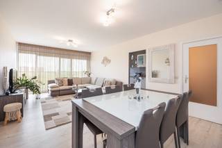 <p><strong>Dit lichtrijke appartement</strong> ligt op een strategische locatie vlak bij invalswegen, scholen, winkels en openbaar vervoer. Je geniet van een uitstekende bereikbaarheid en een comfortabele woonomgeving.</p><p><br /></p><p><strong>Het appartement bestaat uit</strong> een inkomhal – een ruime woonkamer op parket – een aparte keuken met inductie kookvuur – een ruime slaapkamer – een badkamer met ligbad – een apart toilet - een berging - een gerenoveerd terras</p><p><br /></p><p><strong>Troeven:</strong> Panoramisch uitzicht - Terras - Ligging</p>