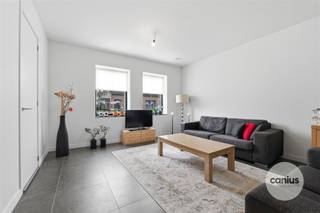 <p><span>LANDELIJKE WONING MET 3 SLKS & TUIN</span></p><p><span> </span></p><p><span>In het rustige & groene Munsterbilzen, deelgemeente van de stad Bilzen-Hoeselt treffen wij de verkaveling “Munstergaarde” aan. Wij bevinden ons op enkele minuten van het centrum van Bilzen waardoor lokale handelaars, supermarkten, scholen, … snel bereikbaar zijn. Leuk detail is de nabijheid van verschillende verbindingswegen waardoor deze woning ideaal is voor wie belang hecht aan vlotte verplaatsingen naar omliggende steden en gemeenten. </span></p><p><span> </span></p><p><span>Wij betreden de woning via de voordeur die ons toegang geeft tot de inkomhal. Hier treffen wij een gastentoilet met handspoelbakje aan. Via de inkomhal begeven wij ons naar de leefruimte met een volledig uitgeruste en open keuken die via het schuifraam toegang geeft tot het terras en de tuin. Ideaal is de berging gelegen naast de keuken. Deze doet enerzijds dienst als voorraadkamer en anderzijds als wasruimte. </span></p><p><span> </span></p><p><span>Nadat wij de benedenverdieping hebben ontdekt begeven wij ons via de trap in de leefruimte naar de eerste verdieping. Toegekomen op de nachthal krijgen wij toegang tot maar liefst drie slaapkamers waarvan één met toegang tot de bergzolder via het zolderluik en dressing. Als laatste ontdekken wij de volledig uitgeruste badkamer met een douche, een lavabomeubel en een tweede toilet. </span></p><p><span> </span></p><p><span>Troeven:<br />- Energiezuinige woning<br />- Onderhoudsvriendelijke tuin met terras<br />- Parkeergelegenheid aan de woning<br />- Aanwezigheid van nieuwste technieken zoals zonnepanelen, regenwaterrecuperatie, …</span></p><p><span> </span></p><p><span>KORT SAMENGEVAT</span><span>:</span></p><p><span>Vraagprijs: € 409.000,00</span></p><p><span>Verkoop onder registratierechten (2% of 12%)</span></p><p><span> </span></p><p><span>Nieuwsgierig om deze knappe woning te ontdekken? Vraag dan snel een bezoek aan via info@canius.be of contacteer één van onze medewerkers op het nummer 078 78 30 39 om samen deze woning te ontdekken. </span></p><p><span> </span></p><p><span>De vermelde oppervlaktes zijn slechts een indicatie. Canius Real Estate kan niet verantwoordelijk gesteld worden voor de juistheid van de door zijn verstrekte gegevens.</span></p><p><span> </span></p>