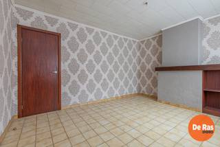 EERSTE BEZOEKDAG ZATERDAG 04/07 VAN 10U TOT 13U (enkel op afspraak)<br /><br />WETTEREN - Deze proper onderhouden woning is gelegen nabij het centrum van Wetteren. De ligging is uitstekend met alle voorzieningen zoals supermarkten, scholen, winkels en openbaar vervoer op wandel- en fietsafstand. Daarnaast geniet deze woning een heel goede bereikbaarheid door de nabijheid van invalswegen en de E40. Op vlak van ontspanning biedt het recreatiedomein 'De Warande' alle mogelijkheden. De markt van Wetteren vindt u op 800m. <br /><br />Naar indeling toe beschikt de woning op het gelijkvloers over een woonkamer vooraan, een tweede centrale woonkamer of eetplaats, een keuken en een badkamer met douche en toilet. Op de eerste verdieping heeft het huis nog twee ruime slaapkamers. Vanuit de tweede slaapkamer is er ook toegang tot de zolder.<br /><br />Verder beschikt dit huis nog over een droge kelder.<br /><br />De woning is ook langs achter toegankelijk via een erfdienstbare strook.<br /><br />Kortom, bent u op zoek naar een ideale starterswoning of investeringseigendom vlakbij het centrum van Wetteren? Aarzel dan niet en maak snel uw afspraak! Meer info of bezoek 053/60.65.60.
