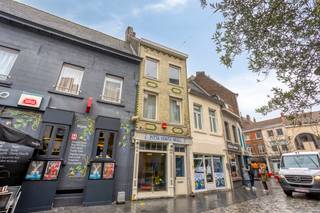 <p>Ce commerce entièrement prêt à l’emploi est idéalement situé dans la grande rue commerçante de Halle et bénéficie d’une excellente visibilité ainsi que d’un passage important. Grâce à cette situation centrale, le bien se trouve au cœur de la zone commerçante, entouré de nombreux commerces et services.</p><p>Le bâtiment a été rénové en 2012 avec des finitions de qualité. En 2017, une nouvelle chaudière au gaz a également été installée, offrant un bon niveau de confort.</p><p>Le rez-de-chaussée comprend la surface commerciale principale avec une vitrine et un espace magasin d’environ 54m². Cet espace offre une excellente visibilité pour une activité commerciale. À l’arrière se trouve une terrasse de 14m².</p><p>Le premier étage comprend un bureau spacieux d’environ 20m², un espace de stockage de 14m², un wc ainsi qu’une cuisine partiellement équipée.</p><p>Au deuxième étage se trouve un espace de rangement supplémentaire d’environ 32m².</p><p>Le troisième étage comprend un grenier pouvant servir d’espace de stockage complémentaire.</p><p>La situation dans la rue commerçante principale de Halle constitue un atout important grâce à sa visibilité et à son accessibilité.</p><p>Le précompte immobilier est à charge du locataire.</p><p>Ce commerce représente une belle opportunité pour un entrepreneur à la recherche d’un espace commercial prêt à l’emploi dans un emplacement stratégique.</p>