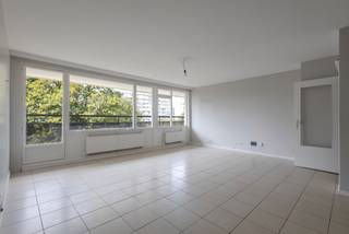 <p><strong>Ruim appartement met 3 slaapkamers, terras, ondergrondse parkeerplaats en private kelderberging.</strong></p><p>Op de vijfde verdieping van een verzorgd appartementsgebouw, bereikbaar met de lift, bevindt zich dit aangename appartement met een functionele indeling. De woning biedt een ruime leefruimte, drie slaapkamers, een terras en het comfort van een private parkeerplaats en kelderberging.</p><p>Via de inkomhal komt u in de lichtrijke leefruimte, waar de grote ramen zorgen voor een aangename natuurlijke lichtinval. Aansluitend bevindt zich het terras. De aparte keuken is eveneens bereikbaar vanuit de inkomhal. Vanuit de leefruimte leidt de nachthal naar het slaapgedeelte, met drie slaapkamers, een badkamer met ligbad en een afzonderlijk toilet.</p><p>Dankzij de goede basis, de ruime kamers en de praktische indeling biedt het appartement verschillende mogelijkheden om het naar eigen smaak te moderniseren en verder in te richten.</p><p>Een private kelderberging en ondergrondse autostaanplaats zijn inbegrepen in de verkoopprijs. Ze zorgen voor extra bergruimte en het comfort van parkeren binnen het gebouw.</p><p>De ligging in Jette vormt een bijkomende troef, met een goede bereikbaarheid en diverse voorzieningen in de omgeving. Deze eigendom is dan ook interessant voor zowel eigen bewoning als investering.</p><p><strong>EPC: 145 kWh/m²/jaar – label C</strong></p>
