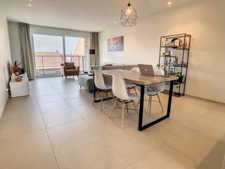 Dit appartement met 2 slaapkamers is gelegen in residentie Aurélie in het centrum van Staden. Het appartement biedt u een uiterst centrale ligging, veel lichtinval,...!! <br /><br />Het appartement bestaat uit inkom, ruime leefruimte die u via het schuifraam toegang biedt tot het terras, open ingerichte keuken (oa. vaatwas,...) met aanpalend een zongericht terras, 2 slaapkamers, badkamer (dubbele lavabo, inloopdouche en toilet), apart toilet, berging met aansluiting wasmachine,...<br /><br />Tevens hoort er bij het appartement een overdekte autostaanplaats met bijhorende berging.<br />Bijkomende syndickosten: 50,00 EUR. <br /><br />* Appartement werd volledig geschilderd<br />* Voorzien van inbouwspots <br />* aanwezigheid alarmsysteem <br />* Beschikt in de slaapkamers over zonnewering<br /><br />** Afwerking met duurzame materialen!! ** <br />(EPB E54 - score: 42 kWh/m² -UC85321)
