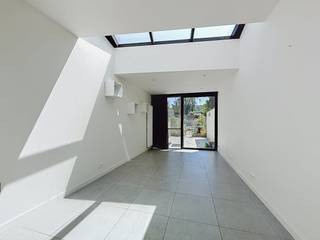 In de Maaltebruggestraat bevindt zich deze ruime en gerenoveerde woning met drie volwaardige slaapkamers, bureauruimte en een aangename tuin. <br />Een ideale thuis voor wie comfortabel en rustig wil wonen, met alle stadsvoorzieningen binnen handbereik.<br /><br />De woning is gunstig gelegen met een vlotte verbinding naar het centrum, openbaar vervoer, winkels, scholen en de belangrijkste invalswegen, zonder in te boeten aan rust en comfort.<br /><br />Indeling van het pand: <br />Inkomhal - toilet - berging - keuken - leefruimte - badkamer - bureauruimte - slaapkamer 1 - slaapkamer 2 - slaapkamer 3 - tuin.<br /><br />Onmiddellijk beschikbaar!<br />