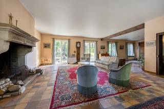 De woning is gelegen in een rustige straat op wandelafstand van Bokrijk, midden in het groen. Je woont hier in een zeer gegeerde buurt, met alle voorzieningen zoals scholen, winkels en openbaar vervoer binnen handbereik. De ligging combineert natuurlijke rust met een vlotte bereikbaarheid, ideaal voor gezinnen of wie houdt van rustig wonen nabij de stad.Troeven van de woning- 400 m² bewoonbare oppervlakte- 7 ruime slaapkamers en 2 badkamers (ideaal voor grotere gezinnen)- Dubbele inpandige garage- Volledig ingesloten tuin met veel privacy- Aparte bureauruimte op het gelijkvloers – ideaal voor thuiswerkDe woning heeft een zeer goede basisstructuur en biedt heel wat mogelijkheden voor wie graag nog moderniseert. Dankzij de grote ruimtes en praktische indeling is dit een ideale gezinswoning met toekomstpotentieel.Interesse in een bezoek ter plaatse? Contacteer ons voor meer informatie op 011 30 50 54!