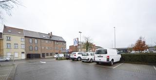 Solide kantoorgebouw te huur, gelegen op een belangrijke invalsweg te Aalst, vlakbij het viaduct en de Ring. TIJDELIJKE VERHURING MOGELIJK VOOR KORTERE PERIODE. <br />Deze eigendom bestaat uit een gelijkvloers + bovengelegen verdiepingen en is uitgerust met sanitair, kitchenette, tal van bureelruimtes, terras, etc. Totale bruikbare opp: ca. 362 m². <br /><br />Extra troef is de parking recht tegenover de deur &amp; de makkelijke verbinding met het centrum van Aalst, Dendermonde en de E40. <br />LIFT AANWEZIG, ONMIDDELLIJK BESCHIKBAAR. <br />De eigenaar voorziet nog opfrissingswerken aan het interieur. <br />De maandelijkse huurprijs bedraagt 1.900 euro. Energielabel: C. <br />Onroerende voorheffing ten laste van de huurder. <br /><br />Benieuwd naar dit bedrijfsvastgoed te huur regio Aalst? <br />Contacteer info@immodelestre.be of 054 33 62 52 <br />www.immodelestre.be <br />