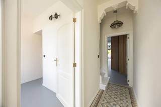 <p><span>Energetisch gerenoveerde woning met drie slaapkamers en een open zicht</span></p><p><span> </span></p><p><span>Deze karaktervolle , energetisch gerenoveerde gezinswoning is gelegen in de Bernardinnenstraat in Muizen. Een rustige, doodlopende woonwijk op korte afstand van het centrum van Mechelen. Winkels, scholen en openbaar vervoer zijn allemaal bereikbaar op wandel- en fietsafstand van de voordeur. Verder is de omgeving ook zeer landelijk en groen. Via de achteruitgang van de tuin komt u in een fiets- en wandelweg terecht die volledig doorloopt tot aan de Leuvense vaart. Tot slot is ook de verbinding met Antwerpen en Brussel met de wagen uitstekend.</span></p><p><span> </span></p><p><span> Achter de authentieke gevel schuilt een verrassend stijlvolle en hedendaagse woning die de voorbije jaren grondig werd gerenoveerd met oog voor kwaliteit en duurzaamheid in de afwerking. De lichtrijke leefruimte met grote raampartijen en lichtstraat sluit naadloos aan op de kwalitatieve Grando-keuken, uitgerust met onder meer een Smeg koelkast met diepvries, vaatwasser en combi-oven. De strakke gietvloer zorgt voor een tijdloze uitstraling en gemakkelijk onderhoud.</span></p><p><span> </span></p><p><span>De woning beschikt over 3 volwaardige slaapkamers, een stijlvolle badkamer met dubbele wastafel en inloopdouche, een extra bureau-, dressing- of hobbyruimte, 2 toiletten, een kelder en een aparte wasruimte voor wasmachine en droogkast.</span></p><p><span> </span></p><p><span>Ook technisch scoort deze woning uitstekend. Zo beschikt ze over een A+++ warmtepomp, vloerverwarming met koelfunctie, zonnepanelen en airconditioning die zowel verwarmt als koelt. Het sanitair werd geleverd door Van Marcke. Het vernieuwde platte dak werd geïsoleerd met 24 cm isolatie, terwijl het hellende dak voorzien werd van 26 cm isolatie. Dit alles resulteert in een gunstig EPC-label A en lage energiekosten.</span></p><p><span> </span></p><p><span>Achteraan bevindt zich tot slot een zuidgerichte tuin met een open zicht op het omliggende groen en de achterliggende velden, een bijzonder rustgevend uitzicht, zeldzaam in deze stedelijke omgeving.</span></p><p><span> </span></p><p><span>Troeven</span></p><p><span>- uitstekende locatie</span></p><p><span>- energiezuinig</span></p><p><span>- kwalitatieve afwerking</span></p><p><span> </span></p><p><span>Ben jij geïnteresseerd in deze ruime woning in Mechelen, ben je op zoek naar ander vastgoed of wens je de waarde van jouw eigendom te kennen? Dan ben je bij BOLT immo aan het juiste adres! Wij helpen jou graag verder.</span><span> </span></p><p><span> </span></p><p><span> </span></p><p><span> </span></p>