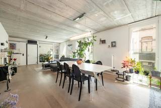 Bekijk alvast de videotour, het gunstige EPC en grondplan via de wellimmo-site ('documenten')<br /><br />Ontdek dit aangename en energiezuinige appartement (EPC A) in de Lange Beeldekenstraat 3 te Antwerpen. Een centrale locatie op wandelafstand van het Centraal Station, met in de buurt gezellige horecazaken en winkels.<br /><br />Het appartement bevindt zich op de eerste verdieping van een recent gebouw (2013), met slechts één appartement per verdieping en is bereikbaar via de lift. Binnen geniet je van een ruime leefruimte met open keuken, warme parketvloeren en stoere betonnen plafonds — een hedendaagse, brutalistische sfeer met karakter.<br /><br />Indeling:<br />• Lichte leefruimte met volledig ingerichte open keuken<br />• Aangenaam terras (10 m²) aan de voorzijde<br />• Momenteel 2 slaapkamers, eenvoudig terug te brengen naar 3 slaapkamers zoals origineel voorzien<br />• Badkamer met inloopdouche en lavabo<br />• Apart toilet<br />• Airco voorzien<br />• Technische berging<br />• Fietsenstalling voorzien op het gelijkvloers<br /><br />Troeven:<br />• EPC-label A – zeer energiezuinig<br />• Optionele autostaanplaats (€30.000) van dezelfde eigenaar in de Van Schoonhovenstraat<br />• Kadastraal inkomen: €1.217<br /><br />Een comfortabel appartement met buitenruimte, in centrum Antwerpen. De maandelijkse lasten bedragen 135€<br /><br />Meer weten? Contacteer ons voor een bezoek via 03/225 00 68 of info@wellimmo.net<br /><br /> 