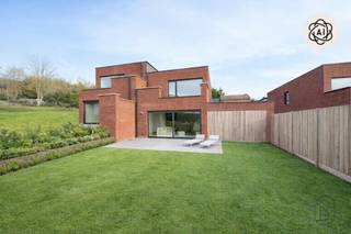 <article>
<div>
<div>
<div>
<div>
<div>
<div>
<p><strong>Ontdek dit kleinschalig project van 4 energiezuinige woningen waar comfort, kwaliteit en toekomstgericht wonen centraal staan.</strong></p>
<p>Deze <strong>moderne BEN-woningen</strong> zijn gebouwd volgens de hoogste normen en uitgerust met de <strong>nieuwste technieken</strong> op vlak van energiezuinigheid en wooncomfort. Denk aan optimale isolatie, ventilatiesystemen, hoogwaardige beglazing en duurzame installaties die zorgen voor <strong>lage energiekosten</strong> én maximaal woonplezier.</p>
<p>Elke woning biedt een <strong>ruime bewoonbare oppervlakte van 144 m²</strong>, ideaal ingedeeld voor gezinnen die op zoek zijn naar licht en ruimte. Bovendien liggen de woningen op <strong>zuidwestgerichte percelen van 256 m² tot maar liefst 791 m²</strong>. Hierdoor geniet je het hele jaar door van <strong>overvloedige natuurlijke lichtinval</strong> en <strong>zonovergoten tuinen</strong> – perfect voor wie houdt van buitenleven, ontspanning en privacy.</p>
<p><strong>Extra troef:</strong> indien je voldoet aan de wettelijke voorwaarden, kan je deze woning <strong>aankopen aan het verlaagde btw-tarief van 6%</strong>, wat een aanzienlijke financiële besparing oplevert.</p>
<p><strong>Kortom:</strong> deze ontwikkeling combineert hedendaags design met duurzame technologie, royale ruimtes en een uitstekende ligging. De ideale keuze voor wie toekomstgericht en energiezuinig wil wonen in een mooie, groene omgeving.</p>
<p>Wil je meer info, plannen inkijken of een bezoek inplannen? Neem gerust contact op: emiel@immobeguin.be</p>
</div>
</div>
</div>
</div>
<div></div>
<div>
<div></div>
</div>
</div>
</div>
</article>
<div></div>