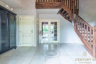 Riante energiezuinige villa met binnenzwembad en maximale privacyOp zoek naar luxe, ruimte en rust? Deze exclusieve villa, gelegen op een...