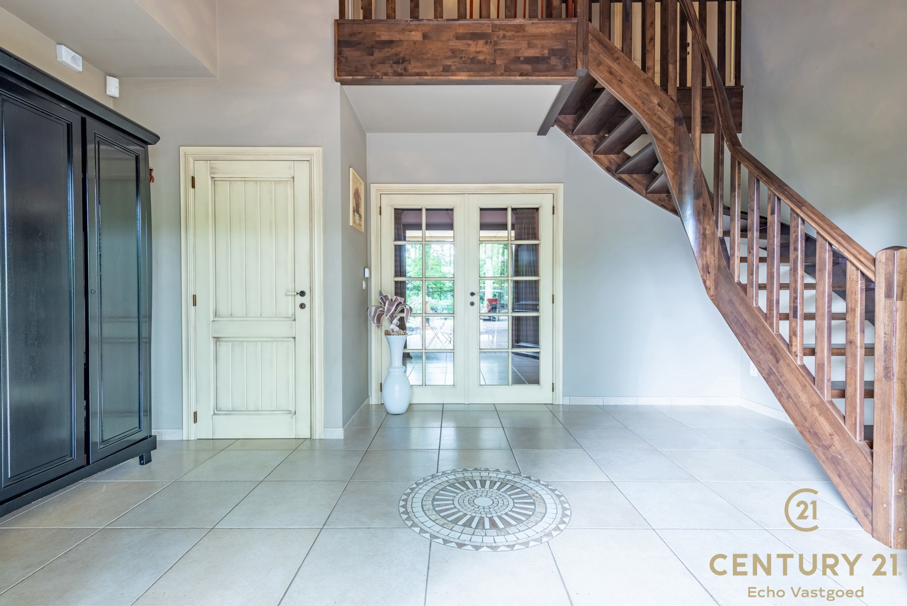 Riante villa met 5 slaapkamers, 4 badkamers en binnenzwembad - foto 3