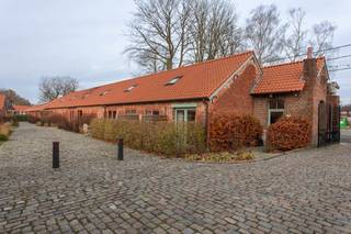 Dit unieke handelspand is gelegen op de authentieke locatie “Qville”, de vroegere Quarantainestallen, op een mooi domein van maar liefst 1,7...