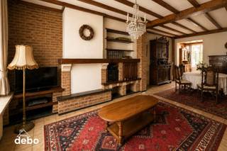 Deze ruime woning is ideaal gelegen op korte afstand van het centrum van Ieper met parkeergelegenheid voor de deur.<br />De woning straalt zijn charmes uit dankzij haar prachtige historische gevel, met een een unieke en stijlvolle afwerking.<br /><br />Binnenin wordt u verwelkomd in de inkomhal met toegang naar de keuken, woonkamer en de slaapkamers.<br />Zeer gezellige leefruimte met directe toergang naar de grote keuken met eetplaats, veranda, wasplaats, badkamer en berging<br /><br />Een absolute meerwaarde is de onderhoudsvriendelijke tuin met garage en uitweg achteraan, wat zorgt voor extra comfort en een vlotte bereikbaarheid.<br /><br />Op de eerste verdieping bevinden zich twee ruime slaapkamers en een kinderkamer. De tweede verdieping biedt een grote extra slaapkamer en een zolderruimte met tal van mogelijkheden (bureau, hobbyruimte of extra kamers).<br /><br />Troeven van deze woning:<br />✔ Prachtige historische gevel met karakter<br />✔ Garage met uitweg achteraan<br />✔ 4 slaapkamers<br />✔ Ruime zolder met uitbreidingsmogelijkheden<br />✔ Goede ligging nabij centrum en voorzieningen<br />✔ Gezellige tuin<br />EPC label D - 342kWh/m² - grondoppervlakte 214m² en grote bewoonbare oppervlakte van 175m². <br />Een woning met ruimte, karakter en potentieel, zeker een bezoek waard!