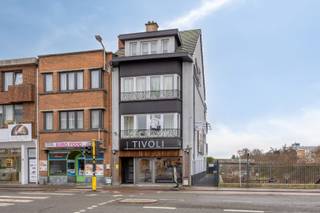 Dit opbrengstpand bevindt zich op een zeer gunstige locatie net buiten de ring. Het betreft een handelspand met 3 appartementen.Dit pand wordt...