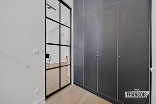 In de Edith Cavellstraat 4 te Oostende bevindt zich deze uitzonderlijke triplex waar karakter, ruimte en hoogwaardige afwerking perfect samenkomen. Authentieke elementen uit de jaren ’30, stijlvolle materialen en maatwerk op verschillende niveaus zorgen voor een uniek geheel met een uitgesproken eigen karakter. Een echte buitenkans voor wie houdt van charme én hedendaags wooncomfort. ✨<br /><br />Op de eerste verdieping word je verwelkomd in een warme inkomhal met authentieke details en praktische, ingebouwde kasten voor schoenen en jassen. Aansluitend ontdek je de prachtige open keuken, afgewerkt met marmer en met oog voor detail gerealiseerd door een ervaren schrijnwerker. De ruime woonkamer sluit hier naadloos op aan en ademt gezelligheid dankzij de open gashaard, het authentieke parket, de hoge plafonds en de ingebouwde kasten, waaronder een bijzonder stijlvol barelement. De vele raampartijen zorgen bovendien voor een overvloed aan natuurlijk licht.<br /><br />Op de volgende verdieping bevinden zich twee bijzonder ruime slaapkamers, die dankzij de grote raampartijen opnieuw genieten van een aangename lichtinval. De badkamer is rechtstreeks toegankelijk vanaf deze verdieping en beschikt over een ligbad, toilet, dubbele wastafel en ingebouwde kasten die voor de nodige opbergruimte zorgen.<br /><br />De dakverdieping vormt een volwaardige extra woonlaag en werd ingericht als een prachtige derde slaapkamer met aansluitende dressing. Daarnaast vind je hier een tweede, luxueus afgewerkte badkamer met inloopdouche en toilet. Ook op deze verdieping werd volop ingezet op maatwerk en praktische opbergruimte, zonder in te boeten aan de stijlvolle uitstraling.<br /><br />Een absolute troef is dat deze triplex geen gemeenschappelijke kosten heeft. Zo geniet je van maximale privacy en een eigen woonbeleving, gecombineerd met een afwerking die tot in de kleinste details werd verzorgd.<br /><br />Een bijzonder karaktervolle woonst voor wie op zoek is naar iets net dat tikkeltje anders, met royale leefruimtes, drie slaapkamers en een afwerking die meteen in het oog springt.<br /><br />