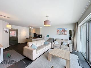 Cet appartement de 2 chambres à coucher est situé au 4ème étage de la résidence "Virgo". L'appartement est entièrement prêt à emménager et dispose de 2 belles terrasses où vous pourrez profiter pleinement du soleil et de la vue sur mer.<br /><br />L'appartement est agencé comme suit : 2 chambres à coucher dont une avec terrasse, des toilettes séparées, une salle de bains avec douche et une cuisine ouverte équipée de tous les appareils électroménagers ainsi qu'un débarras. De plus, il dispose d'un spacieux salon avec beaucoup de luminosité et d'une deuxième terrasse avec vue latérale sur la mer. L'appartement est en parfait état, tout comme la résidence, et dispose d'une cave. Cet appartement situé dans le calme de Raversijde présente bien sûr également de grands atouts tels que son excellent certificat de performance énergétique de seulement 79 kWh (A), des arrêts de tramway et la mer à quelques mètres de la résidence.