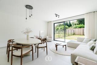 Ben jij op zoek naar een volledig afgewerkte nieuwbouwwoning met twee slaapkamers vlakbij het centrum van Oudenaarde? Gevonden!<br /><br />De lichtrijke leefruimte, de zonnige zuidwestgerichte tuin, de kwalitatieve afwerking en de rustige ligging op een boogscheut van het centrum van Oudenaarde en 't Spei zijn maar enkele van de vele troeven die we hier terugvinden!<br /><br />INDELING:<br /><br />GLV:<br />Je komt de woning binnen via de inkomhal met gastentoilet. Van hieruit heb je toegang tot de ruime en lichtrijke leefruimte die naadloos overloopt in de open keuken. Dankzij de grote raampartijen geniet je hier van een aangename lichtinval en een mooi zicht op de volledig aangelegde tuin met terras. Verder bevindt zich op het gelijkvloers ook nog een handige berging.<br /><br />1eV:<br />Op het eerste verdiep kom je boven in de nachthal. Van hieruit heb je toegang tot twee volwaardige slaapkamers en een volledig afgewerkte badkamer.<br /><br />TUIN:<br />De volledig aangelegde, zuidwestgerichte tuin beschikt over een ruim terras, een verzorgd gazon, hagen en een praktische tuinberging. Hier geniet je optimaal van de middag- en avondzon.<br /><br />NIEUWBOUWPROJECT:<br />Deze woning maakt deel uit van een kwalitatief nieuwbouwproject met verschillende gezinswoningen. Ben je op zoek naar een woning met een andere indeling, oppervlakte of prijsklasse? Contacteer ons dan gerust voor een overzicht van alle nog beschikbare woningen binnen dit project.<br /><br />Lijkt deze instapklare nieuwbouwwoning wel iets voor jou? Aarzel dan zeker niet en contacteer ons vandaag nog voor meer informatie of een bezoek!