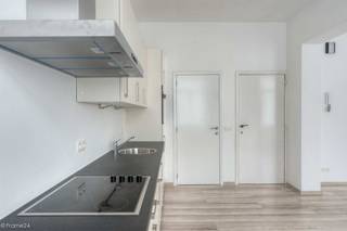 <p>Quares - TREVI Groep presenteert :<br />Sfeervol en centraal appartement in hartje Antwerpen<br /><br />Dit lichte appartement is gelegen op de tweede verdieping en is gemakkelijk bereikbaar via de lift of de trap. De ruimte beschikt over een gezellige leefruimte met een open keuken, een slaapkamer, een moderne badkamer en een apart toilet. Het hele pand is recent gerenoveerd, waarbij de authentieke details bewaard zijn gebleven en er is geïnvesteerd in uitstekende geluids- en thermische isolatie. Zo geniet je van het bruisende stadsleven, terwijl je thuis in alle rust kunt ontspannen.<br /><br />Perfecte locatie<br />Het appartement ligt op een zeer centrale plek: op loopafstand van het Centraal Station van Antwerpen, de levendige Keyserlei en de Meir. Supermarkten vind je om de hoek en ook de gezellige Paardenmarkt is binnen enkele minuten te voet bereikbaar. De Italialei, na een grondige renovatie volledig heraangelegd, biedt bovendien directe toegang tot de belangrijkste uitvalswegen van de stad.<br /><br />Praktische informatie<br />De gemeenschappelijke kosten bedragen €75 per maand. De nutsvoorzieningen zijn op eigen naam te nemen. Het appartement is beschikbaar vanaf 1 september 2026 en wordt verhuurd op basis van een standaard 3-6-9 huurcontract met een huurwaarborg van drie maanden.<br /><br />Interesse? Neem gerust contact op voor een bezichtiging!</p>
